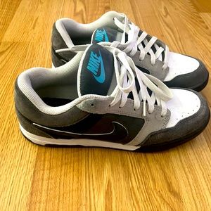 SOLD Men’s Nike shoes size 10.5